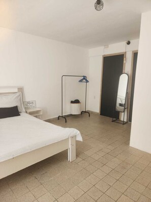 1 slaapkamer, een strijkplank/strijkijzer, wifi, beddengoed