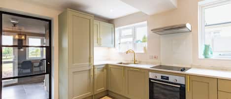 Kjøleskap, mikrobølgeovn, ovn og oppvaskmaskin