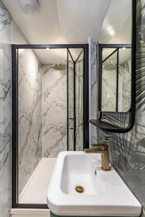 Articles de toilette (gratuits), séchoir à cheveux, serviettes fournies