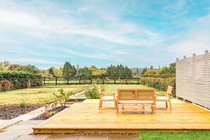 Outdoor dining - Meadow View Cottage by Leap Escapes (Norwich)