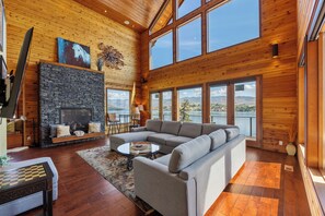 Smart TV, chimenea y videoteca 