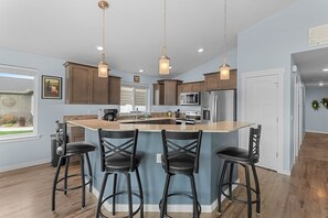 ثلاجة، ميكروويف، فرن، موقد طهي مسطح