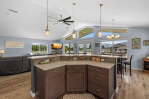 المنشأة من الداخل