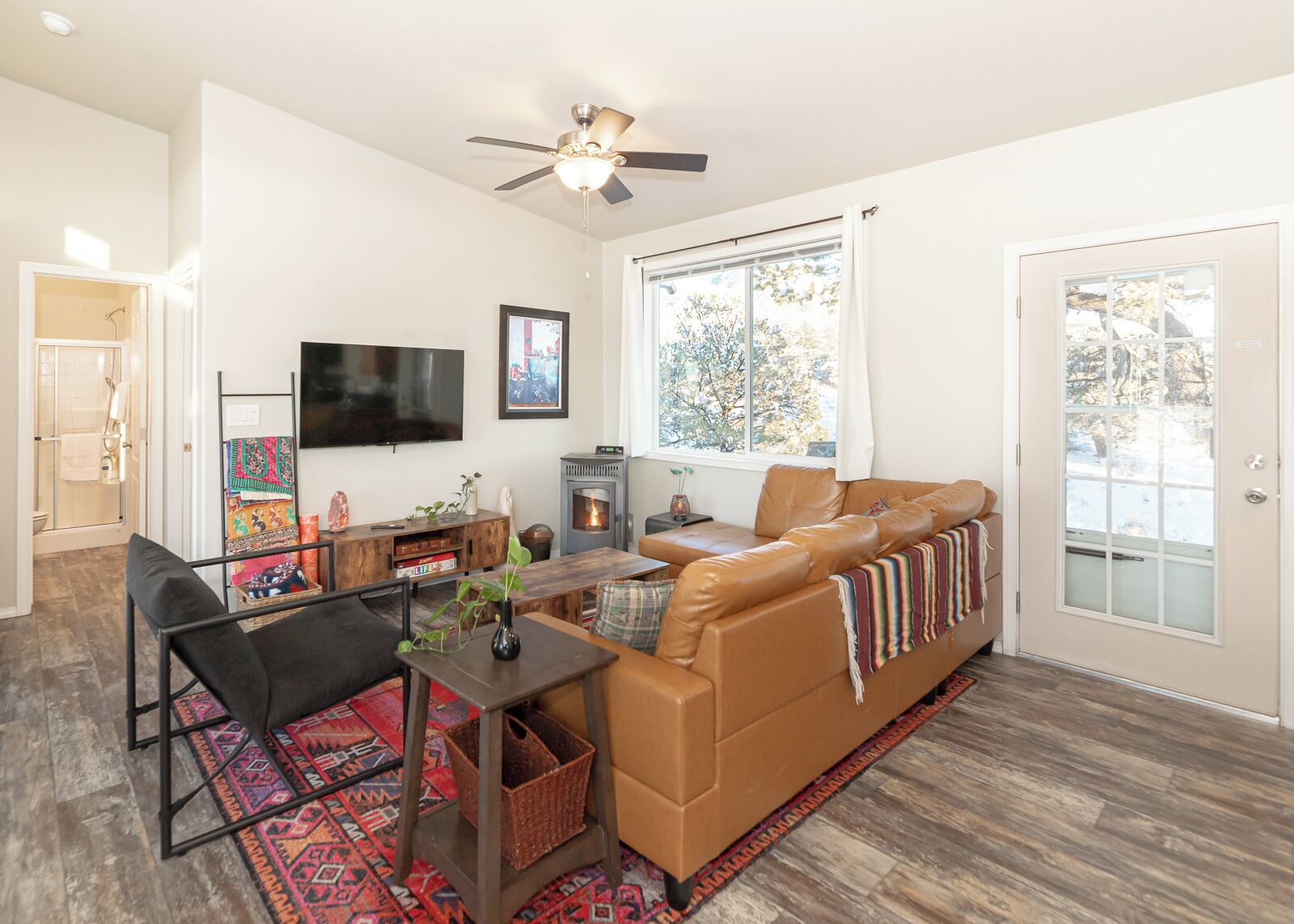 Smart TV, fireplace, books, stereo