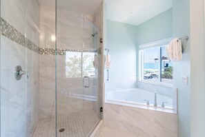 House, Multiple Beds (Harbor BayView) | Bathroom - Harbor Bayview (Fort Myers Beach)