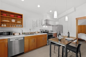 ثلاجة، ميكروويف، فرن، موقد طهي مسطح