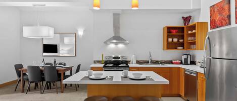 Frigorifero, microonde, forno, piano cottura