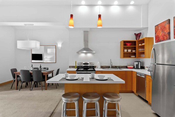 Refrigerador, microondas, horno y parrilla de estufa 