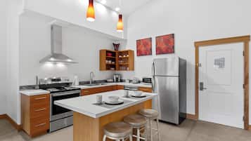 Frigorifero, microonde, forno, piano cottura