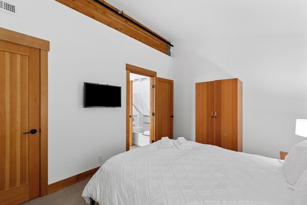 Room - Valhalla-One Bed Condo Suite*Downtown*Festhalle Area*Walk to Everything! (Leavenworth)