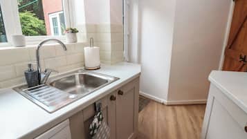 Lave-vaisselle, batterie de cuisine, vaisselle et ustensiles