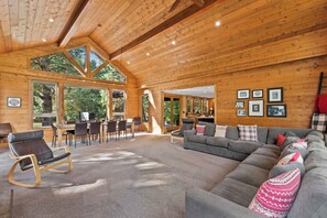 Televisor intel·ligent, reproductor de DVD i llibres