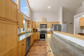 ثلاجة، ميكروويف، فرن، موقد طهي مسطح