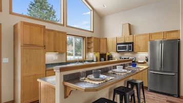 Een koelkast, een magnetron, een oven, een kookplaat