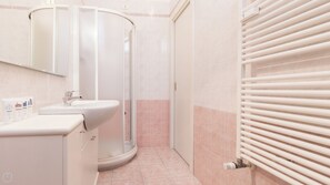 Shower, free toiletries, hair dryer, bidet