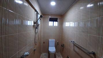 Habitación Deluxe doble | Baño | Ducha, artículos de higiene personal gratuitos, zapatillas y toallas
