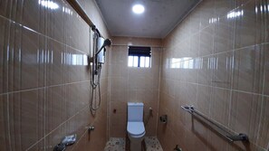 Deluxe Tek Büyük Yataklı Oda | Banyo | Duş, ücretsiz banyo/kozmetik ürünleri, terlik, havlu