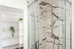 Apartment, Courtyard View | Bathroom | Shower, rainfall showerhead, eco-friendly toiletries, hair dryer - Merveil Family suite - Louvre Victoires (Paris)