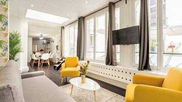 Apartment, Courtyard View | Hypo-allergenic bedding, pillowtop beds, individually decorated