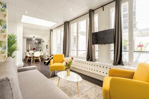 Apartment, Courtyard View | Hypo-allergenic bedding, pillowtop beds, individually decorated