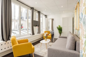 Appartement, vue cour intérieure | Coin séjour | TV connectée, Netflix, services de streaming, espaces bureaux