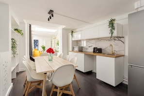 Apartamento, vista para o pátio | Cozinha privada | Geladeira, micro-ondas, cooktop, torradeira
