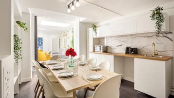 Café da manhã diário mediante uma taxa