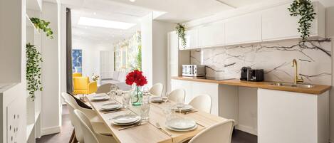 Desayuno con opciones de la cocina local todos los días (con cargo)