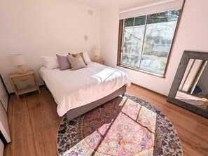 3 bedrooms, iron/ironing board, travel cot, WiFi - Gwendoline Cottage, Pets, Main St. Station (Croydon)