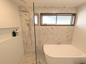 Hair dryer, towels, shampoo, toilet paper - Gwendoline Cottage, Pets, Main St. Station (Croydon)