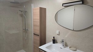 Douche, sèche-cheveux, serviettes fournies, savon