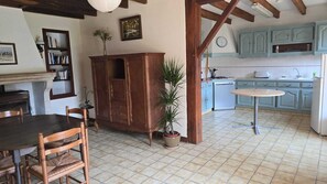 Fridge, microwave, oven, stovetop - Country house, ideal for families or friends. Pets welcome! (Vanzay)