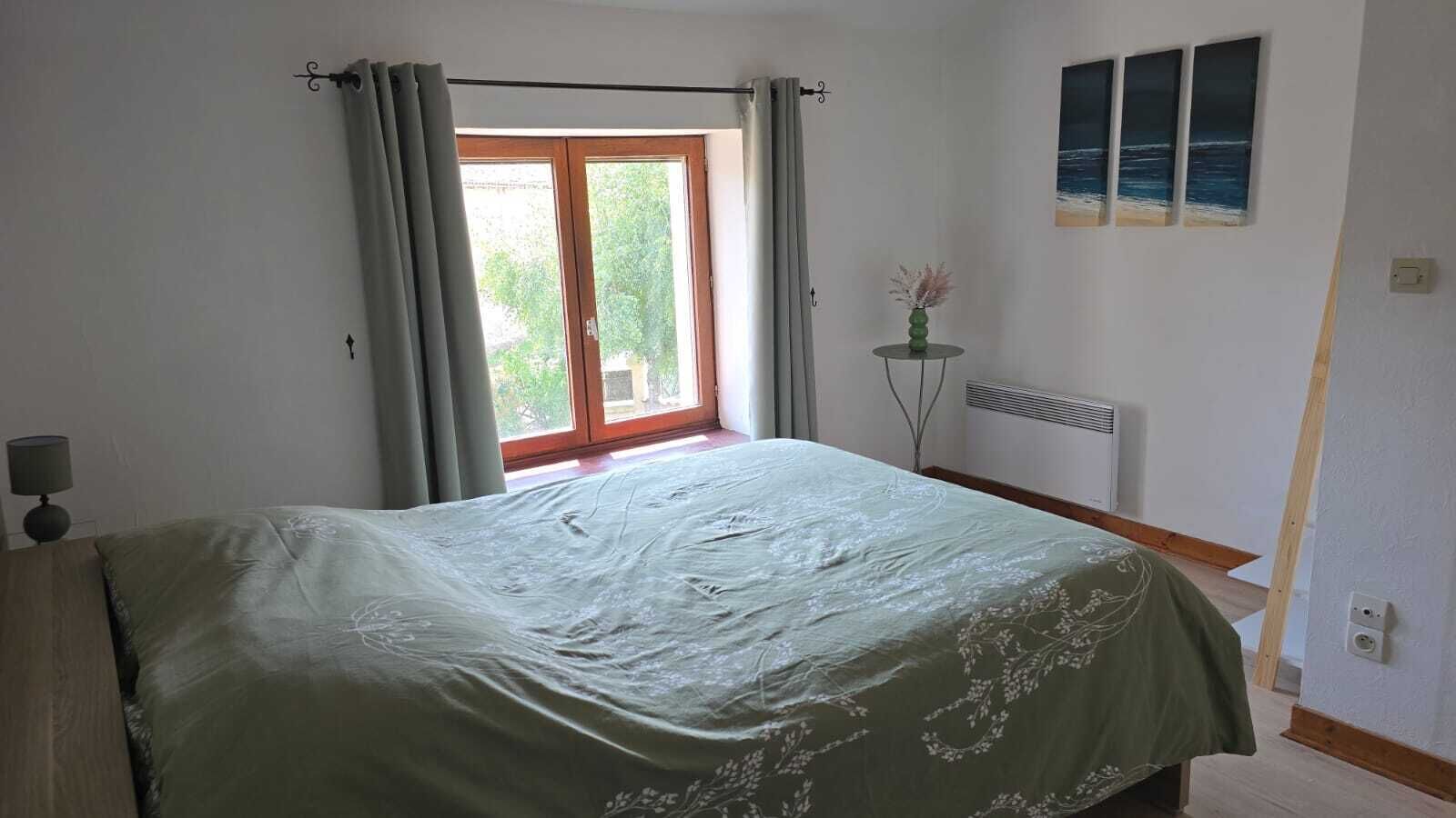 4 slaapkamers, een strijkplank/strijkijzer, reisbedje, gratis wifi