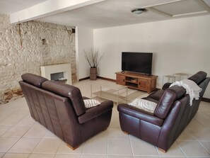 TV, fireplace, books - Country house, ideal for families or friends. Pets welcome! (Vanzay)