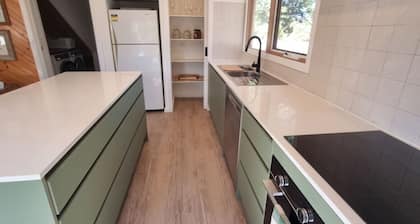 Beach Shack near Grand Prix track. Dog friendly.