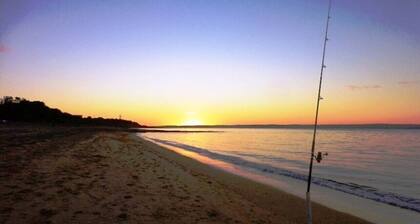 Beach Shack near Grand Prix track. Dog friendly.