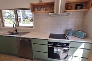 Kylskåp, mikrovågsugn, ugn och spishäll