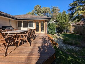 Outdoor dining - Sandy`s Retreat- wineries, sanctuary, pets,main st (Healesville)