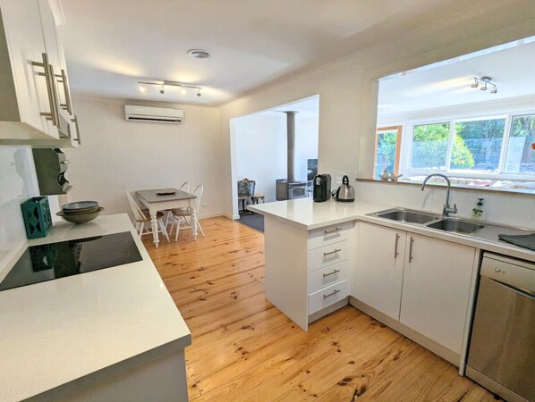 Fridge, microwave, oven, stovetop - Sandy`s Retreat- wineries, sanctuary, pets,main st (Healesville)