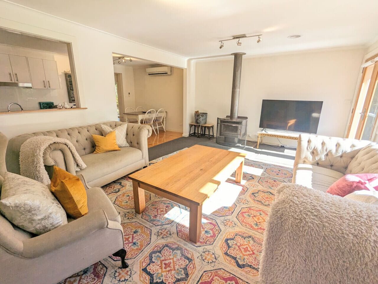 Een woonkamer met een bank, een salontafel en een open haard.