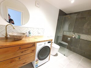 Shower, hair dryer, towels, shampoo - Between the Yarra Valley, City, wineries. Pets (Croydon North)