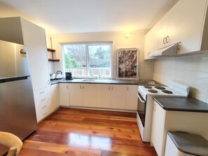 ثلاجة، ميكروويف، فرن، موقد طهي مسطح