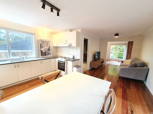 Between the Yarra Valley, City, wineries. Pets