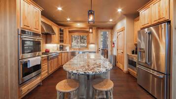 Chalet, Multiple Beds, Hot Tub, Mountain View (The T-Pot) | Private kitchen