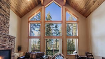 Chalet, Multiple Beds, Hot Tub, Mountain View (The T-Pot) | Living area