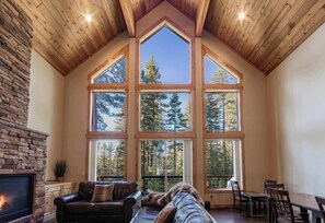 Chalet, Multiple Beds, Hot Tub, Mountain View (The T-Pot) | Living area