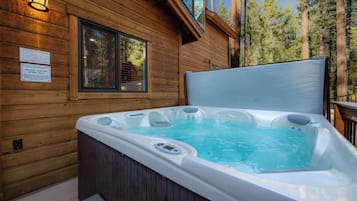 Nhà gỗ, nhiều giường, bồn tắm nước nóng, quang cảnh núi (The T-Pot) | Bồn tắm spa ngoài trời