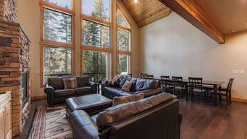 Chalet, Multiple Beds, Hot Tub, Mountain View (The T-Pot) | Living area