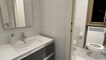 Dusche, kostenlose Toilettenartikel, Haartrockner, Handtücher