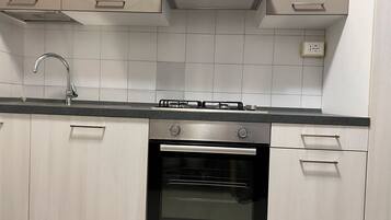 Frigorifero, microonde, bollitore elettrico